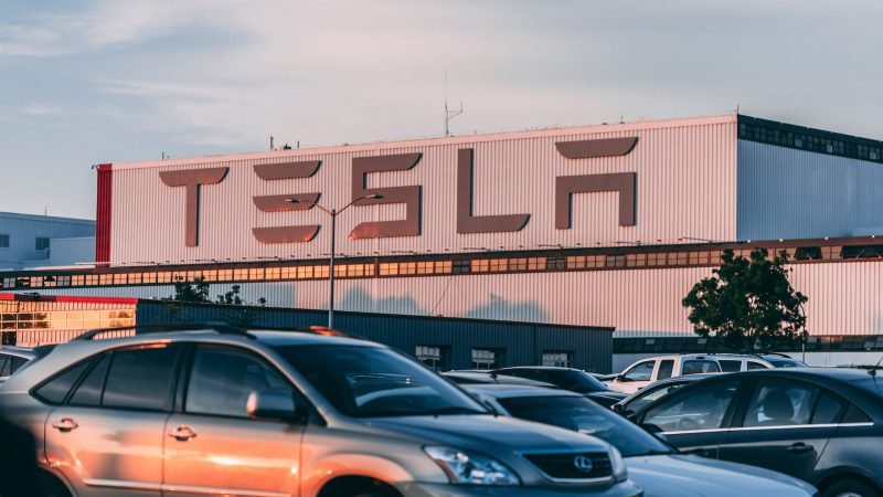 Solução da Tesla permite recarga de veículo elétrico apenas com energia solar