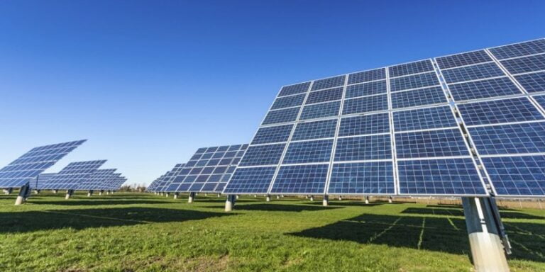 Dólar estabilizado deve favorecer projetos de energia solar no Brasil em 2024