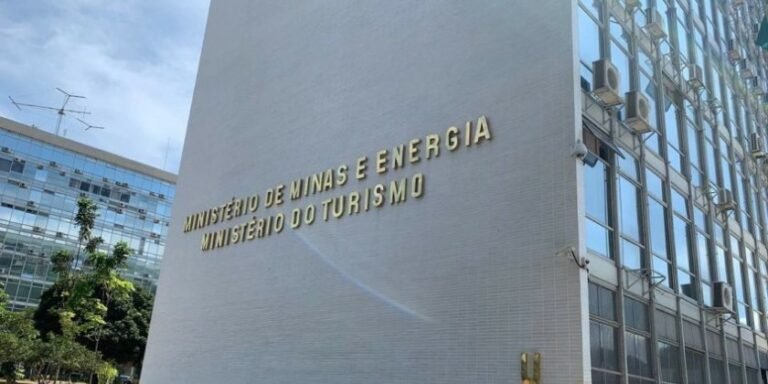 Ministro de Minas e Energia diz é possível abrir totalmente o mercado livre de energia até 2030