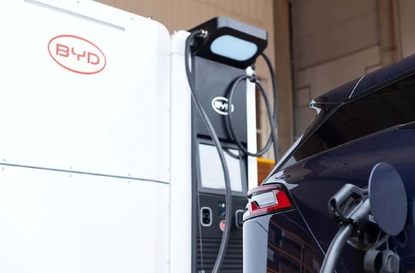 BYD lança linha de carregadores e anuncia 600 eletropostos no Brasil