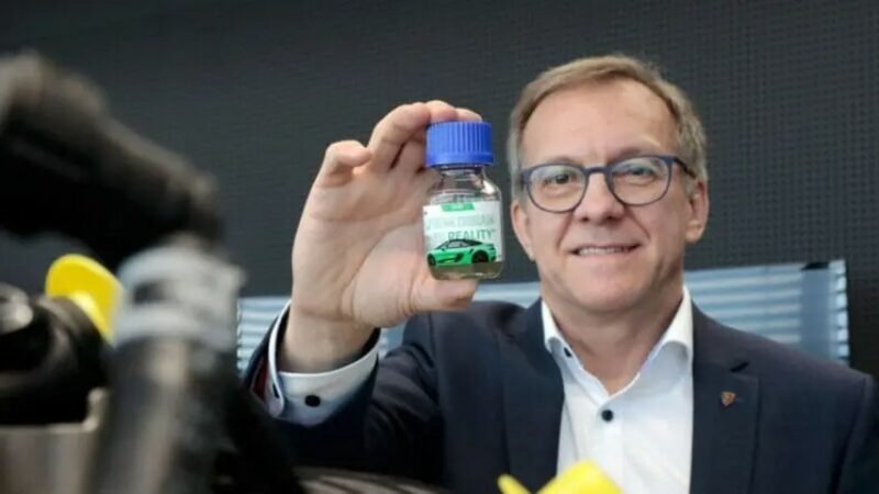 Conheça a nova gasolina e-Fuel, aposta da Porsche para disputar com combustíveis Conheça a nova gasolina e-Fuel, aposta da Porsche para disputar com combustíveis