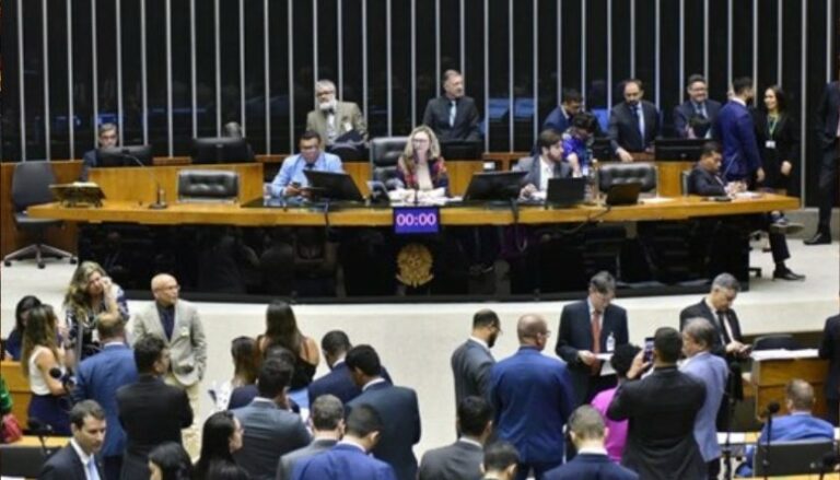 Parlamentares reunidos na Câmara dos Deputados na terça-feira (27). Foto: Zeca Ribeiro/Câmara dos Deputados