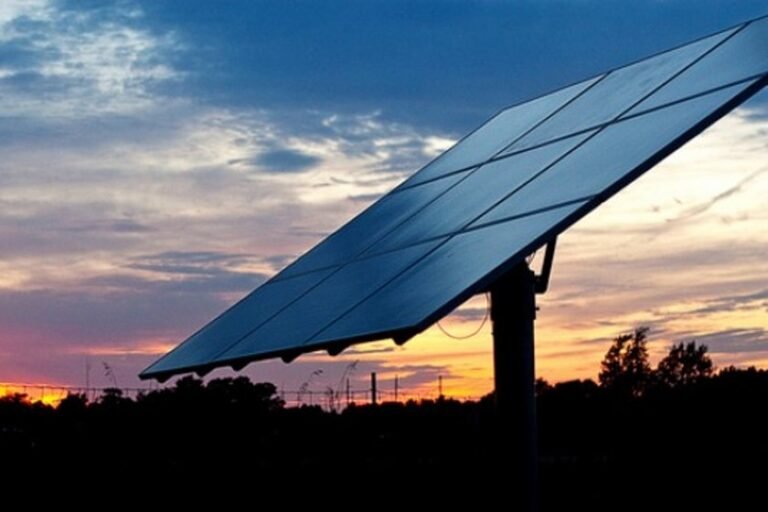 Cientistas desenvolvem painel solar que produz energia à noite