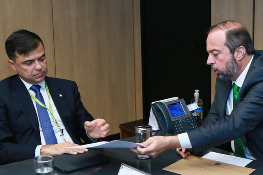 Ministro de Minas e Energia Alexandre Silveira (dir) entrega ofício ao diretor geral da ANEEL, Sandoval Feitosa (esq). 