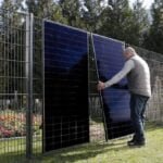 Painéis solares verticais são mais potentes e fáceis de instalar em cercas de jardim