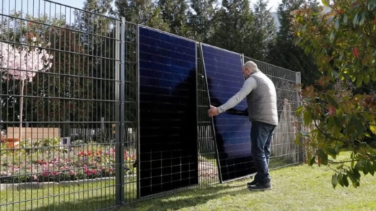 Painéis solares verticais são mais potentes e fáceis de instalar em cercas de jardim