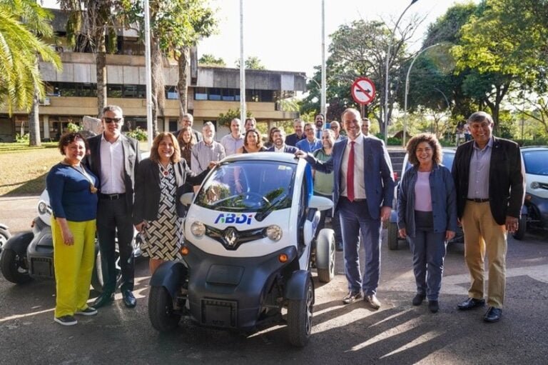 ABDI doa veículos elétricos e três eletropostos para a UnB