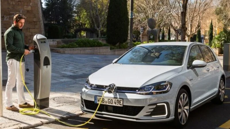 Como carregar um carro híbrido