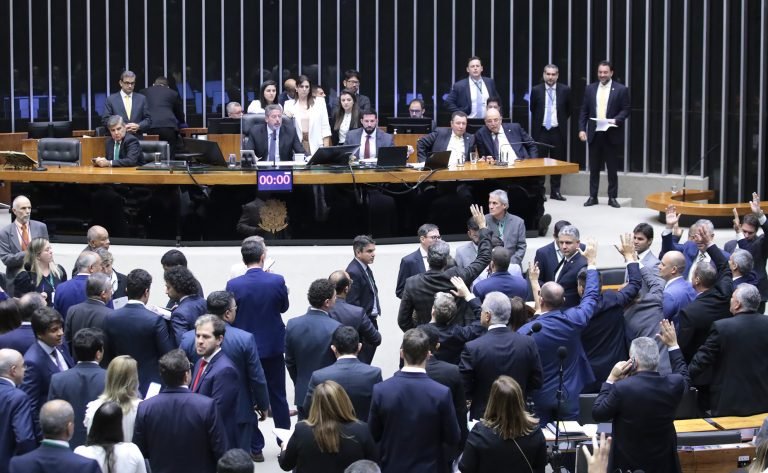 Deputados aprovaram o projeto na sessão do Plenário desta terça-feira