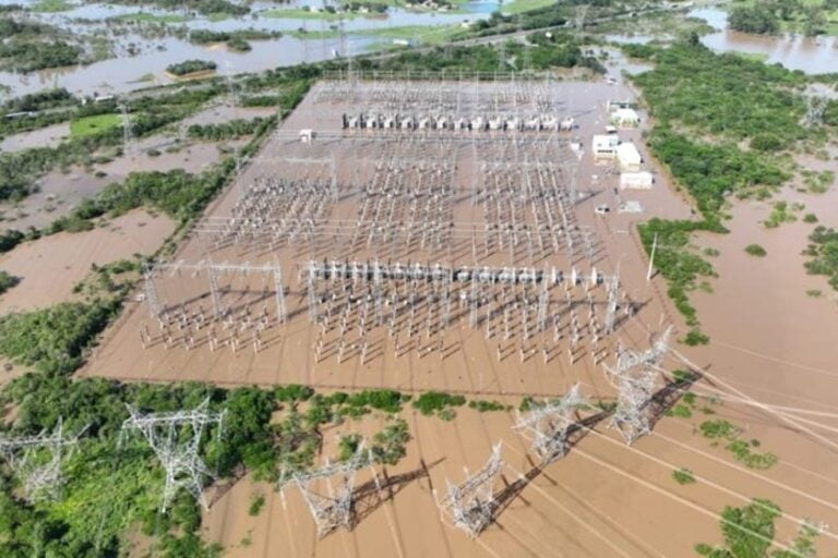 Subestação Santa Rita, no Rio Grande do Sul, precisou ser desligada depois de ter ficado alagada.
