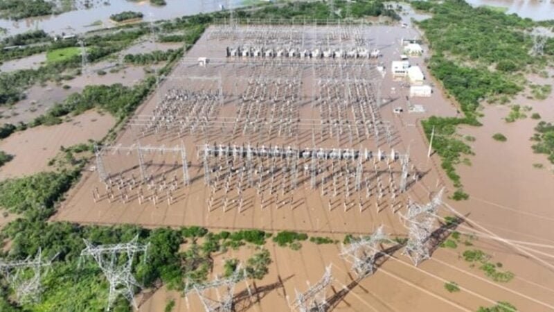 Subestação Santa Rita, no Rio Grande do Sul, precisou ser desligada depois de ter ficado alagada.