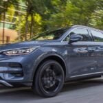 A linha de cintura elevada e as rodas de liga leve de 22” reforçam o perfil robusto do SUV 100% elétrico