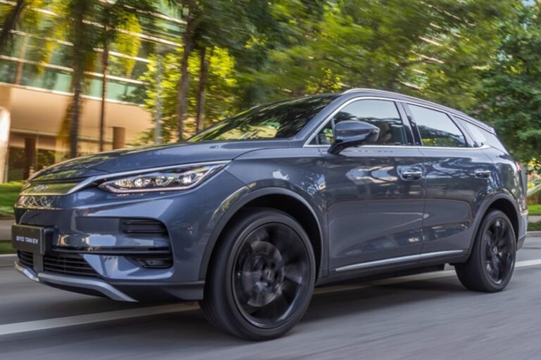 A linha de cintura elevada e as rodas de liga leve de 22” reforçam o perfil robusto do SUV 100% elétrico