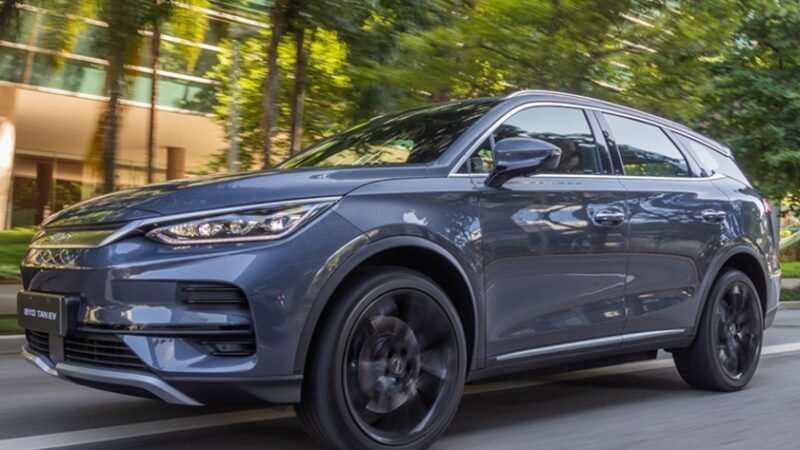 A linha de cintura elevada e as rodas de liga leve de 22” reforçam o perfil robusto do SUV 100% elétrico