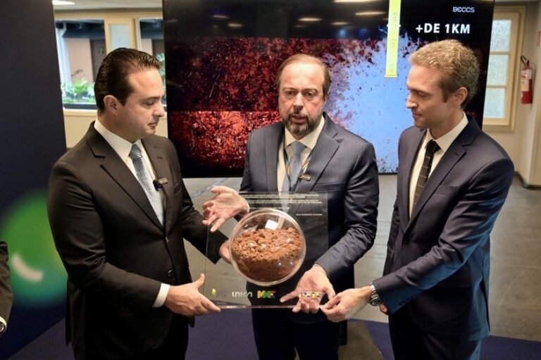 Evandro Gussi, presidente da União da Indústria de Cana-de-Açúcar e Bioenergia (UNICA); Alexandre Silveira, Ministro de Minas e Energia; e Rafael Abud, CEO da FS, no lançamento do projeto BECCS durante o GT Transições Energéticas do G20.