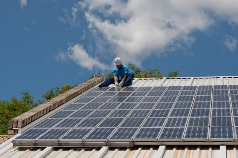 Projeto de lei prevê a instalação de usinas de energia solar em áreas rurais, reservatórios de água ou imóveis do Programa Minha Casa Minha Vida