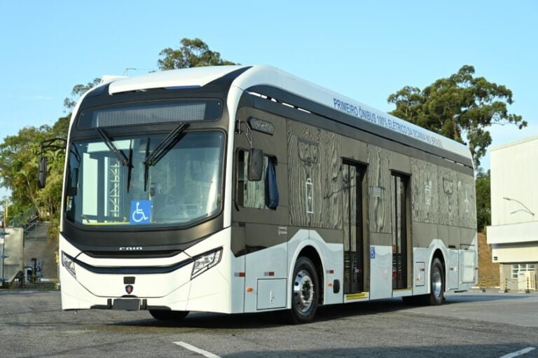 Primeiro ônibus elétrico 100_ Scania é lançado no Brasil