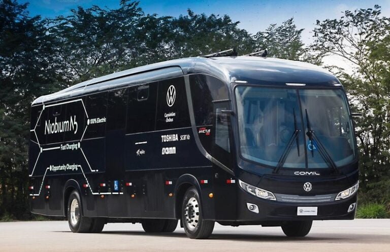 Protótipo de ônibus elétrico com bateria de carregamento ultrarrápido