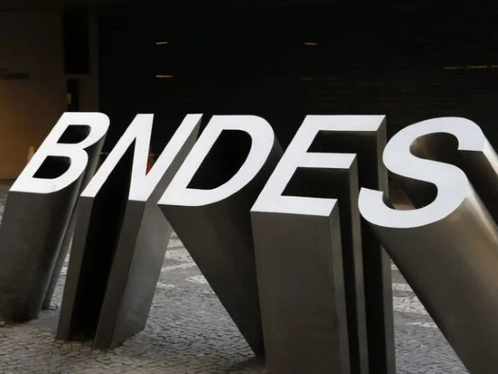 BNDES aprova recursos para inovação em carros elétricos na indústria catarinense