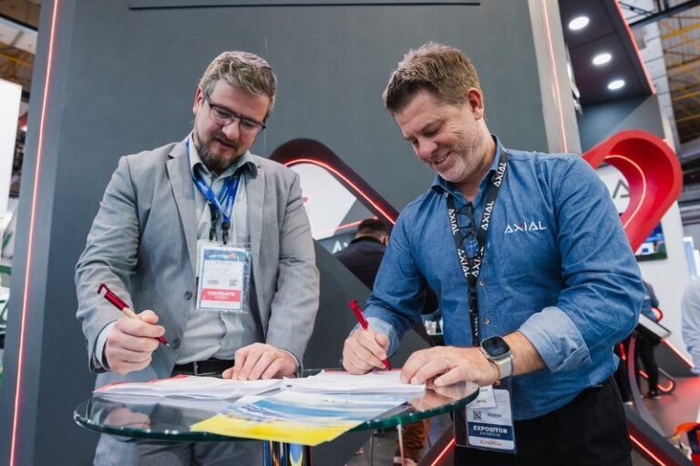 Axial e Solstício Energia firmam parceria inédita em GD na Intersolar
