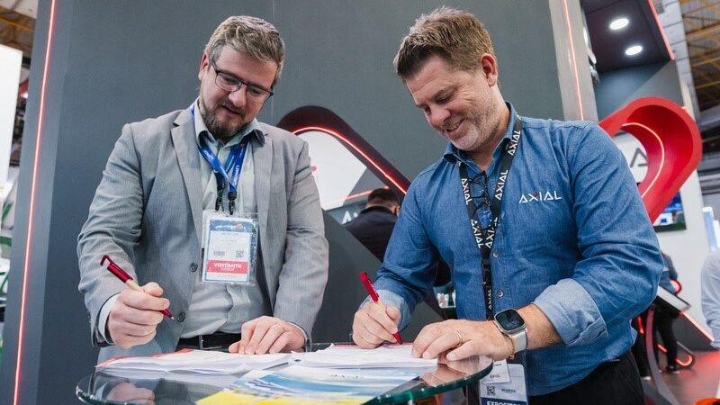 Axial e Solstício Energia firmam parceria inédita em GD na Intersolar Axial e Solstício Energia firmam parceria inédita em GD na Intersolar