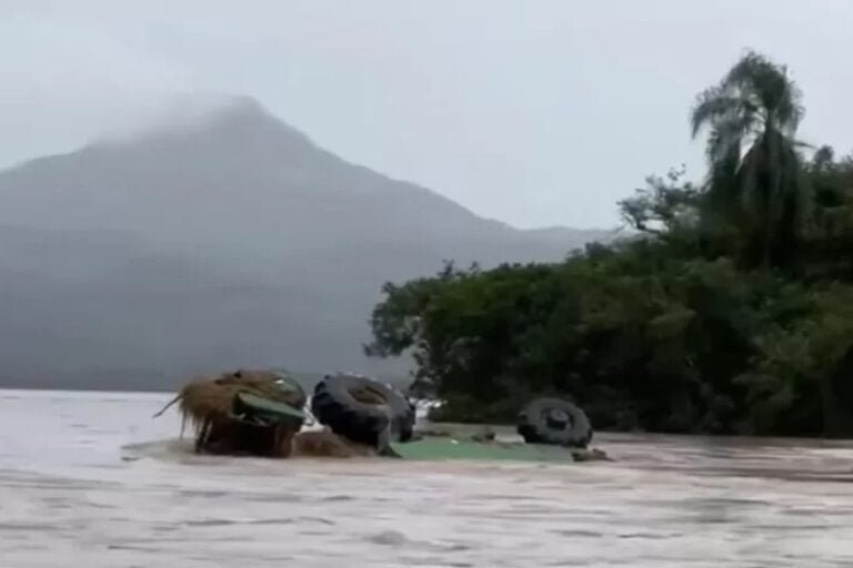 Trator que foi arrastado pelas enchentes no Rio Grande do Sul