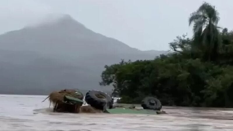 Trator que foi arrastado pelas enchentes no Rio Grande do Sul