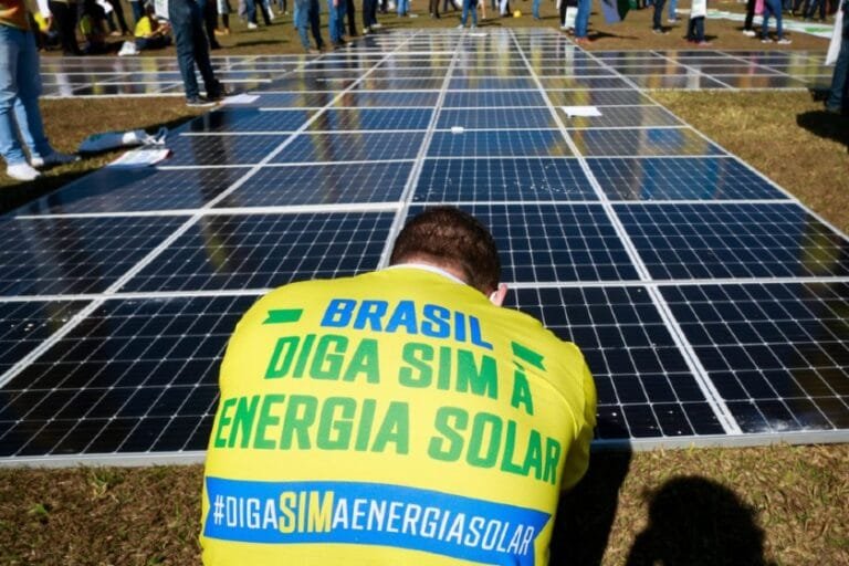 Apoio da energia solar e pela votação do projeto de lei da Geração Distribuída em frente ao Congresso