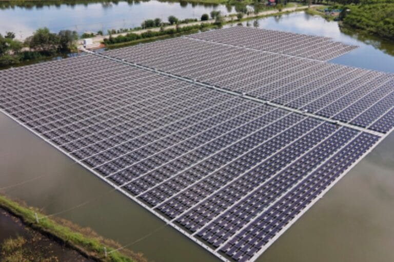 Geração Solar em plantas flutuantes de espelho d'água de maneira sustentável