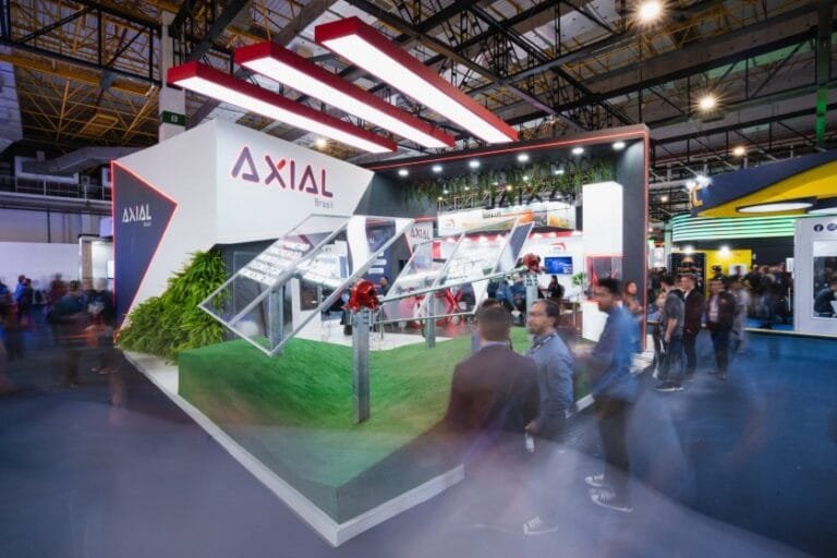 Protótipos do Tracker Twin, da Axial, apresentado em feira no país em 2024 (Axial Brasil/Divulgação)