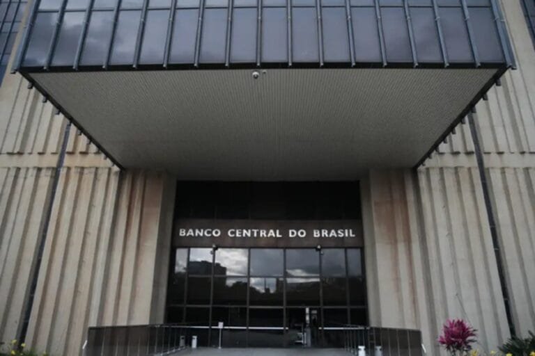 A recente alta do dólar e o impacto da seca sobre o preço de energia e alimentos trouxeram a indefinição se o colegiado subirá os juros básicos