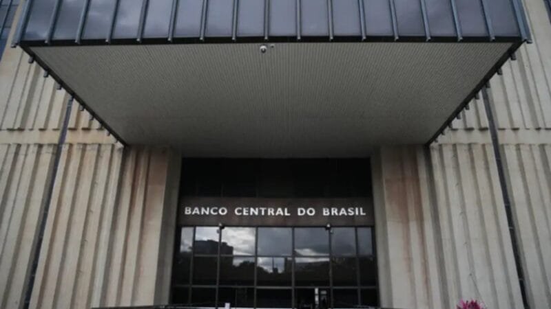 Copom avalia riscos e eleva a taxa básica de juros Copom avalia riscos e eleva a taxa básica de juros