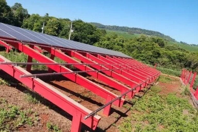 Bandidos furtam 75 placas solares em usina de propriedade rural