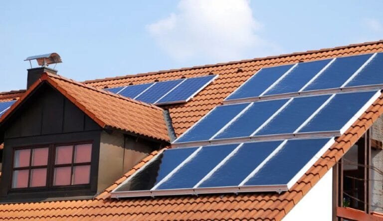 Conta de Luz mais cara impulsiona vendas de painéis solares no Brasil