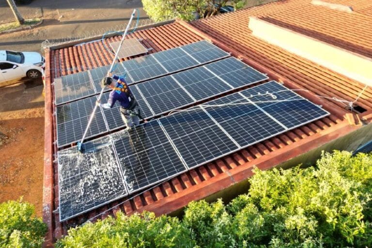 Falta de limpeza reduz em 25_ eficiência de sistemas de energia solar