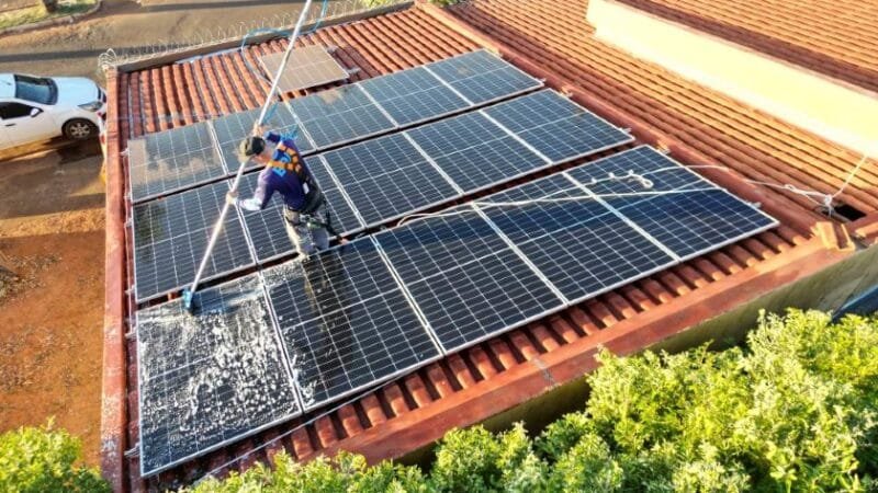 Manutenção de Painéis Solares: O Guia Completo para Aumentar a Vida Útil e a Eficiência do Seu Sistema Manutenção de Painéis Solares: O Guia Completo para Aumentar a Vida Útil e a Eficiência do Seu Sistema