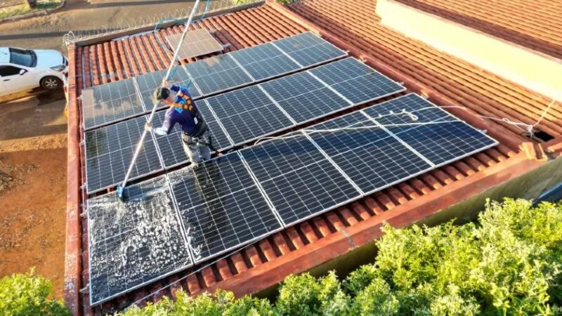 Manutenção de Painéis Solares: O Guia Completo para Aumentar a Vida Útil e a Eficiência do Seu Sistema