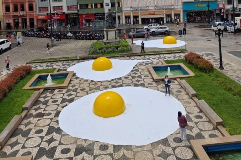 Ovos fritos gigantes invadem Curitiba em protesto contra o aquecimento globa