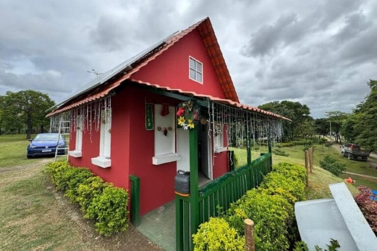 Casinha do Papai Noel tem energia solar e ar condicionado