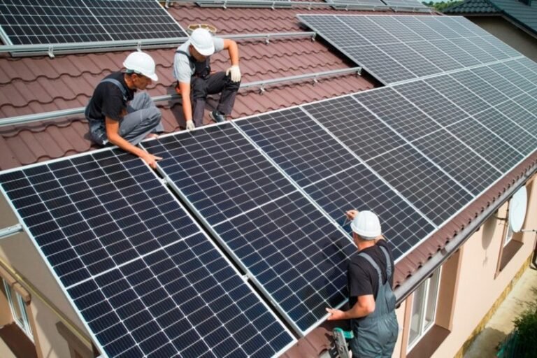 As residências brasileiras seguem liderando a transição para a energia solar