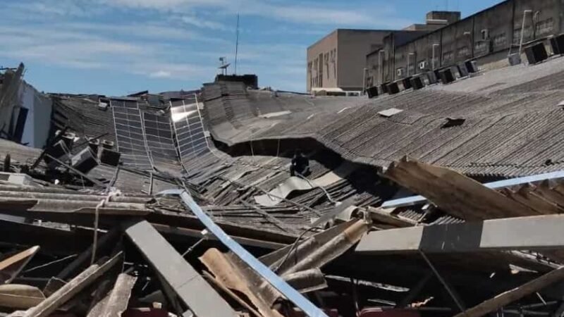 Teto de Igreja desaba com placas solares em GO