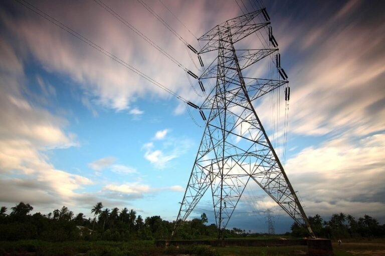 Conta de Luz ficará em média 4% mais cara em 2025 e opção de assinatura de energia solar pode reduzir custos em até 20%