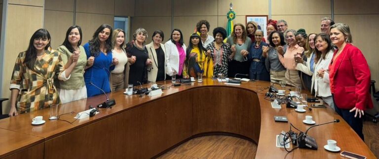 Bancada Feminina Manifesta Apoio a Marina Silva - Versão Original: Bancada Feminina divulga nota de apoio a Marina Silva