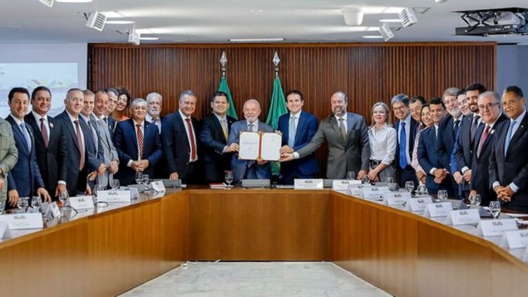 Governo assina MP que amplia gratuidade da conta de luz e muda regras do setor elétrico