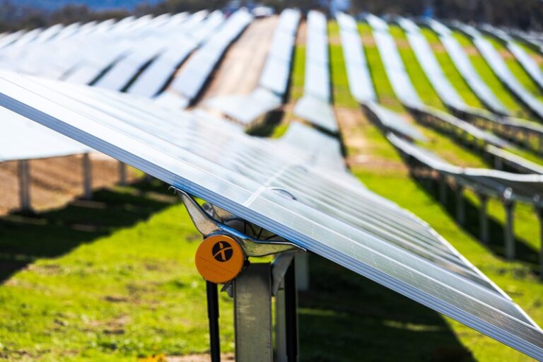 Primeira Usina Solar de Geração Centralizada da América Latina com rastreadores de baixo carbono
