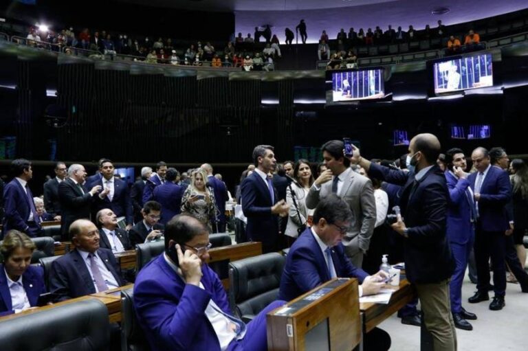Congresso retorna à ativa antes de nova pausa em breve