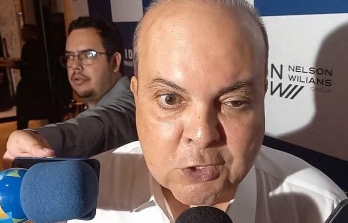 Ibaneis promete cortar ponto de professores em greve Ibaneis promete cortar ponto de professores em greve
