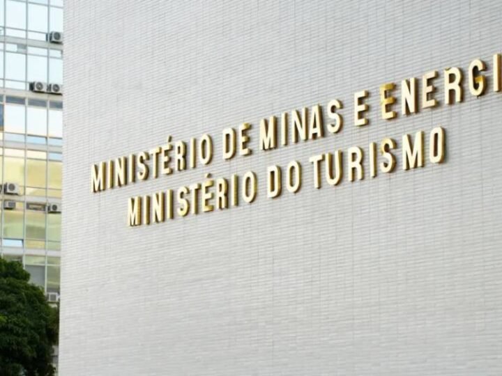 MME Formaliza Renovação de 14 Distribuidoras; Concessionárias da Enel Seguem Fora