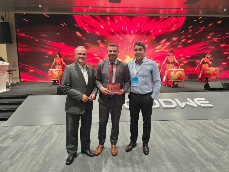 Merivaldo Britto é homenageado pela GoodWe na China por liderança em energia renovável
