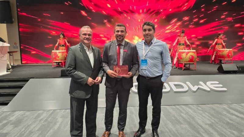 Merivaldo Britto é homenageado pela GoodWe na China por liderança em energia renovável Merivaldo Britto é homenageado pela GoodWe na China por liderança em energia renovável